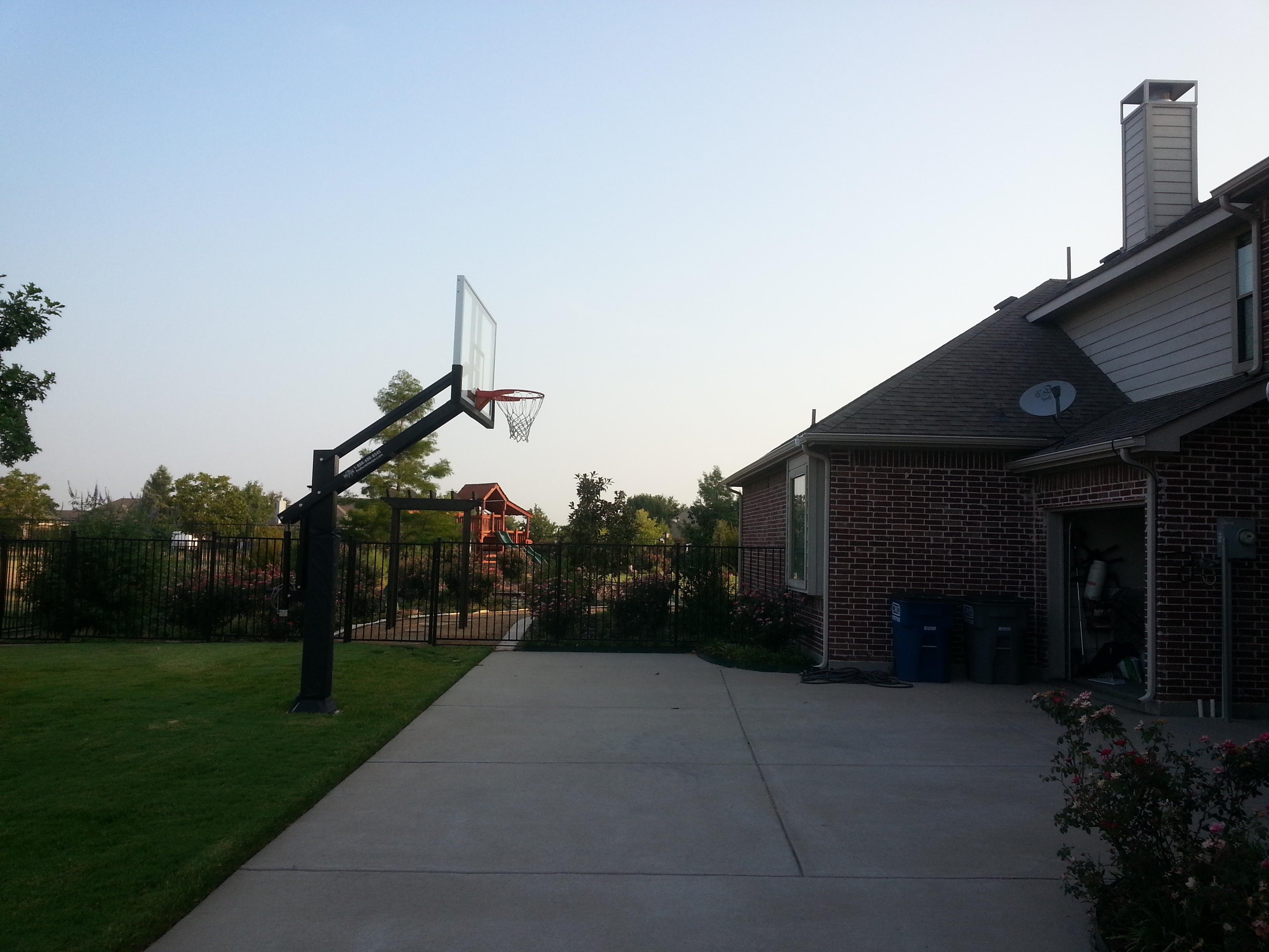 Pro Dunk Platinum Basketball System looks a lot of fun to play in the fenced backyard. 