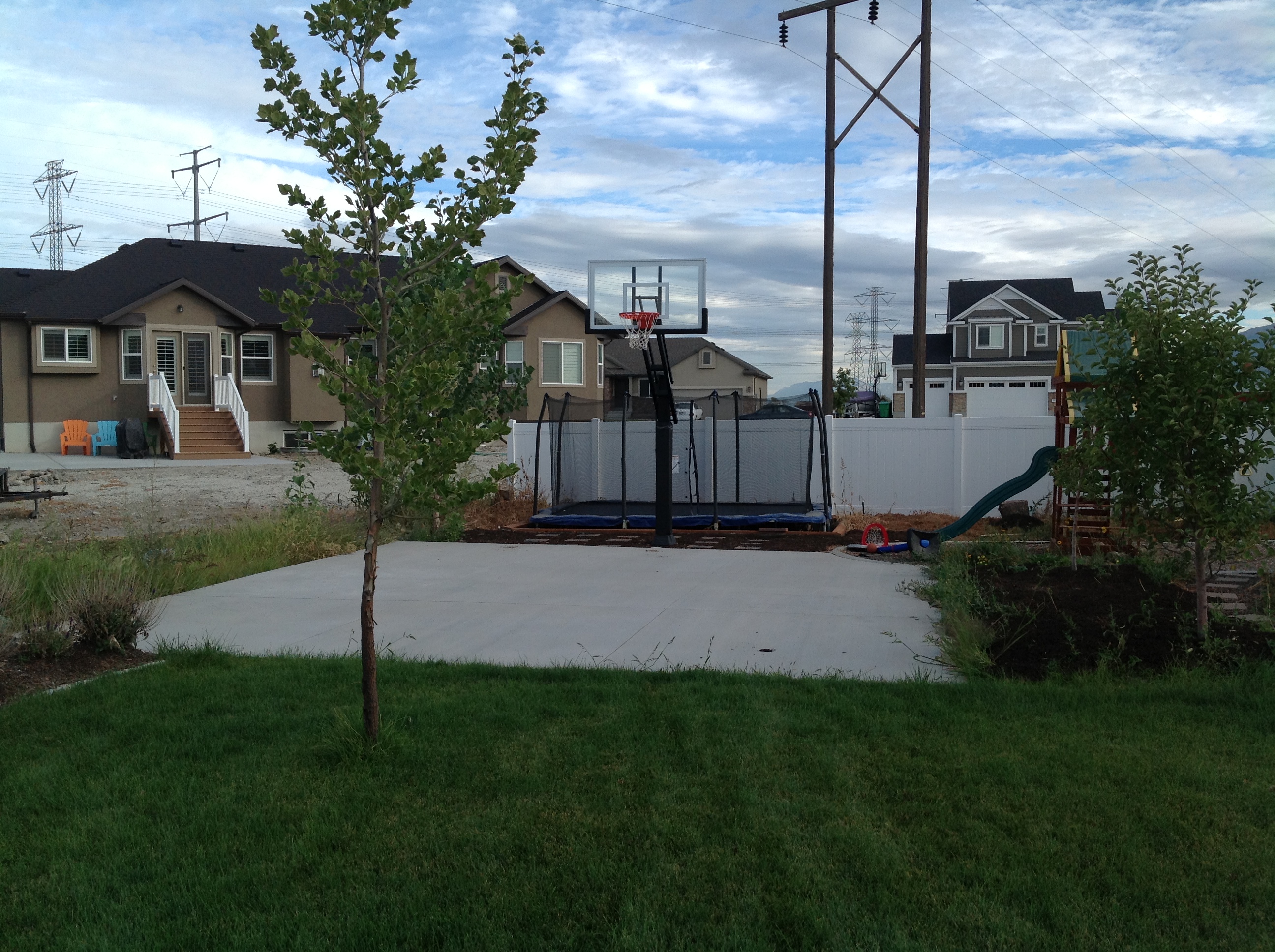 This fence works in conjunction with the the Pro Dunk basketball system to keep the ball close.